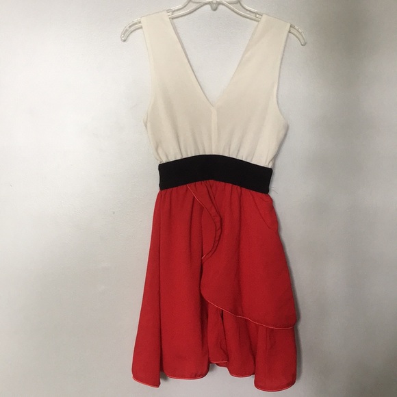 Cute dress! - Picture 2 of 4